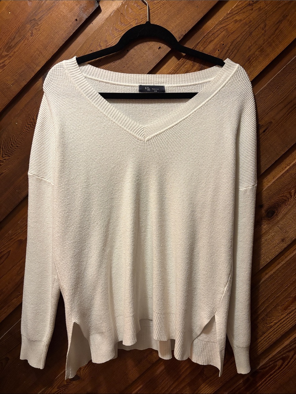 KLD White V-Neck Lightweight Knit Sweater